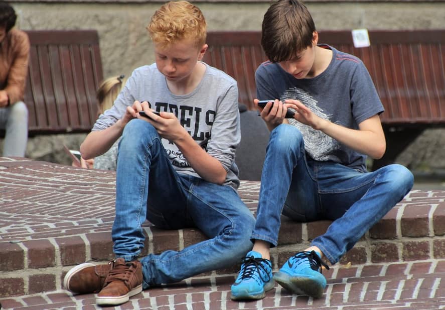kids playing mobile games